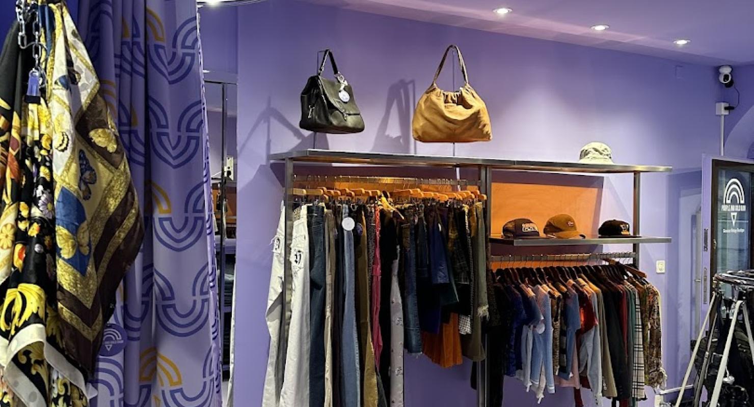 PURPLE AND GOLD RAIN Genevan Vintage Boutique - Friperie - Second-Hand-Kleidung in Genf