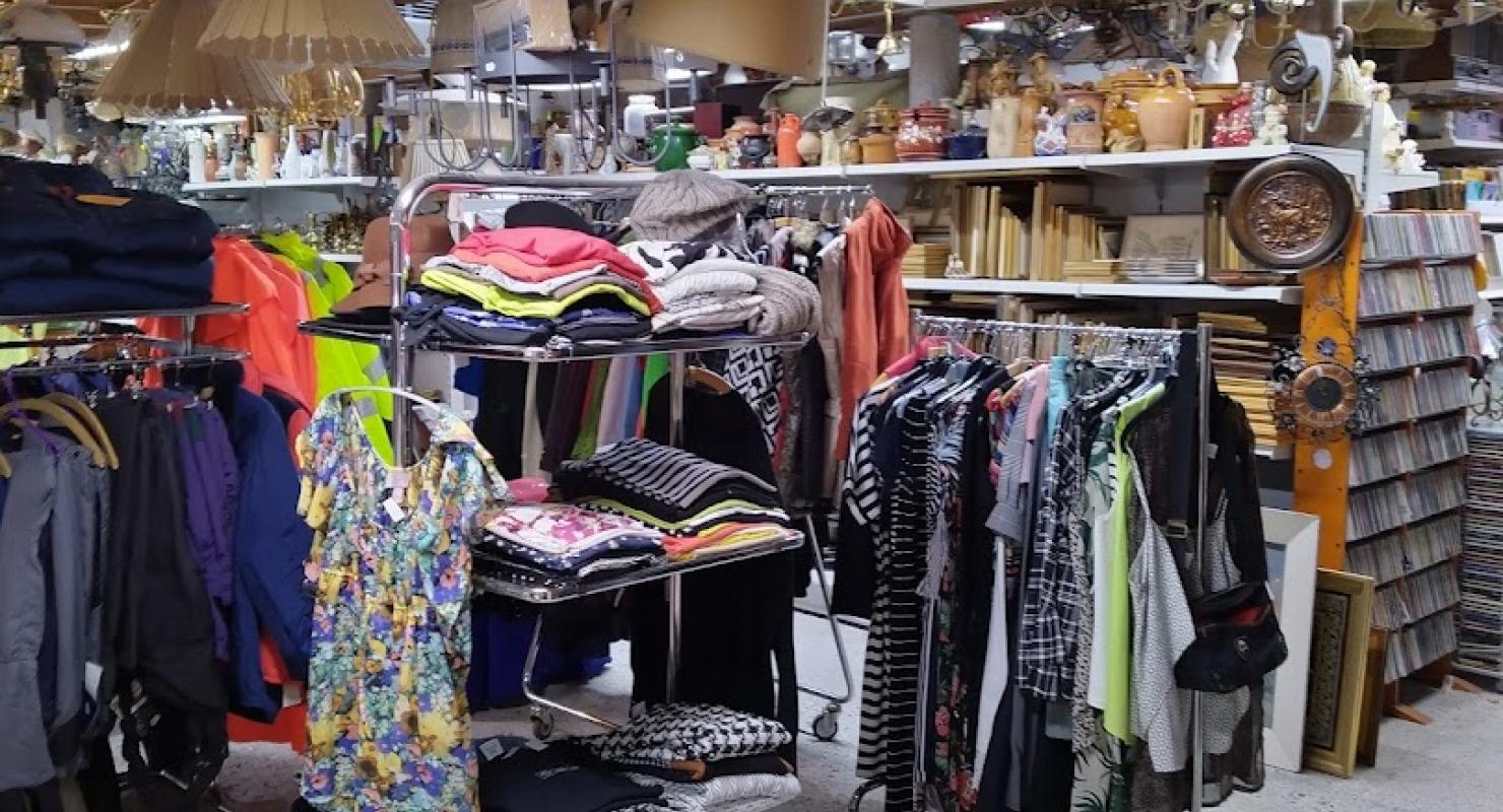 Flohmarkt-Walensee Corina Camenisch - Second-Hand-Kleidung in Glarus