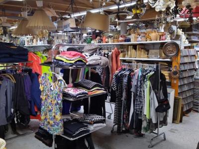 Flohmarkt-Walensee Corina Camenisch - Second-Hand-Kleidung in Glarus