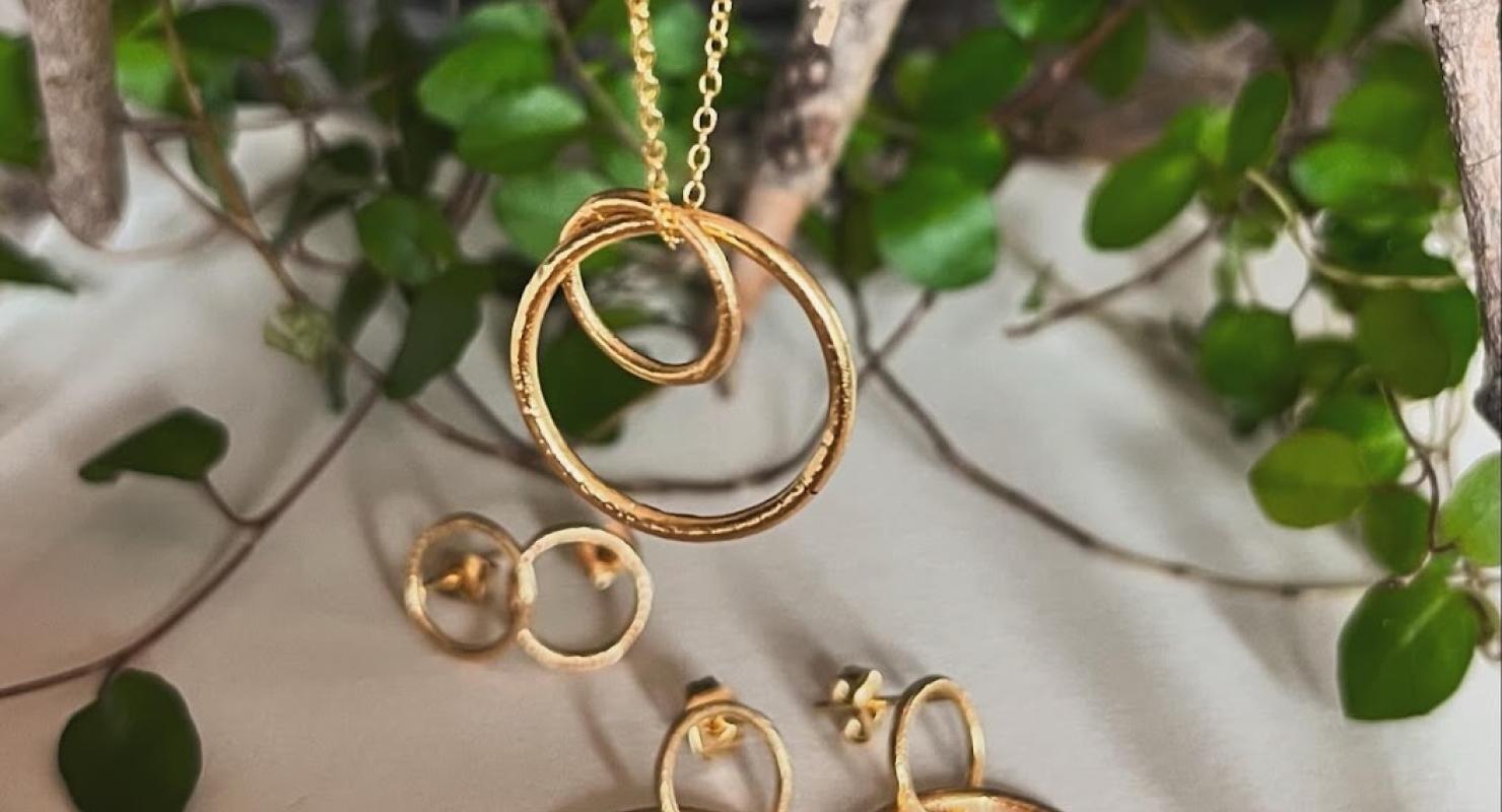 Nachhaltige Schweizer Bienen- und Beerenwachstücher, Schmuck aus recyceltem Gold und aus Porzellan - Upcycling-Mode in Luzern