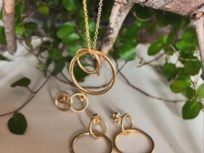 Nachhaltige Schweizer Bienen- und Beerenwachstücher, Schmuck aus recyceltem Gold und aus Porzellan - Upcycling-Mode in Luzern
