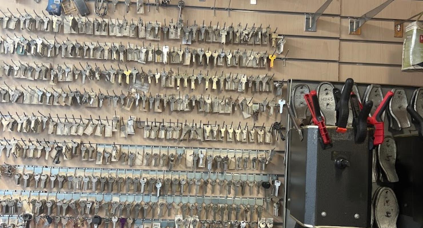 Cordonnerie Ducommun - Second-Hand-Kleidung in Waadt