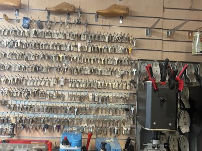 Cordonnerie Ducommun - Second-Hand-Kleidung in Waadt