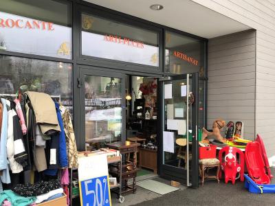La Brocante solidaire Arti-Puces - Second-Hand-Kleidung in Waadt