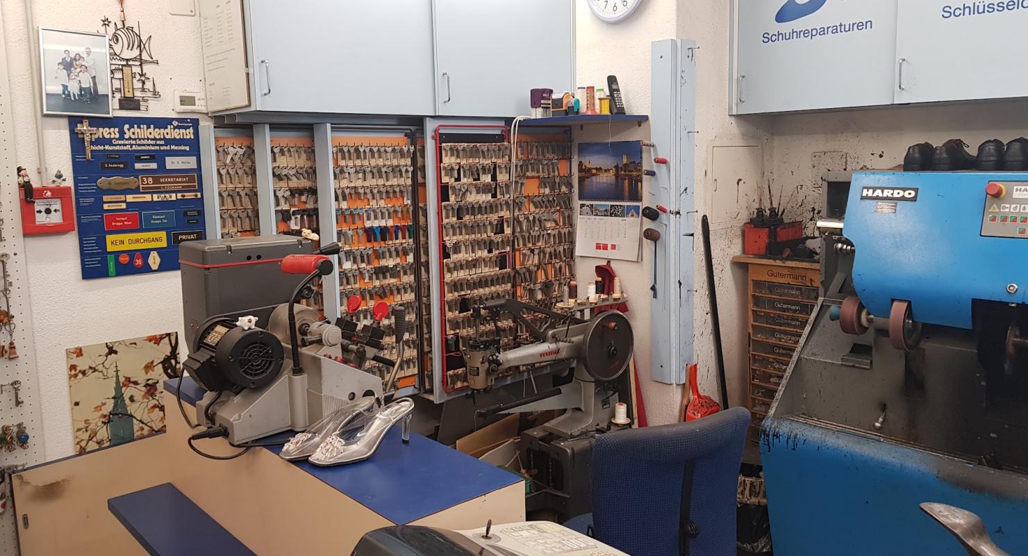 Cetin Schuhmacher Schuhreparaturen Schlüssel-Autoschlüssel Gravuren Stempel Service - Second-Hand-Kleidung in Bern