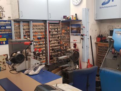 Cetin Schuhmacher Schuhreparaturen Schlüssel-Autoschlüssel Gravuren Stempel Service - Second-Hand-Kleidung in Bern