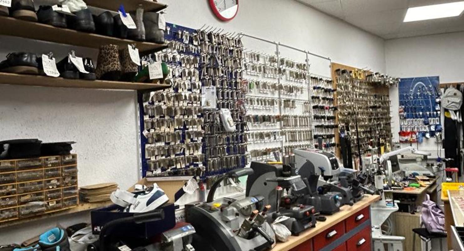 CORDONNERIE CLÉS COOP ROMONT - Second-Hand-Kleidung in Freiburg